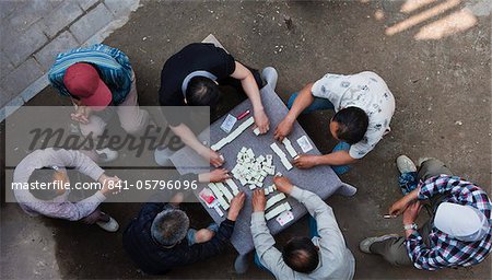 Obenliegende Ansicht der chinesischen Männer sitzen im freien das traditionelle Spiel Mahjong, Hangzhou, China, Asien