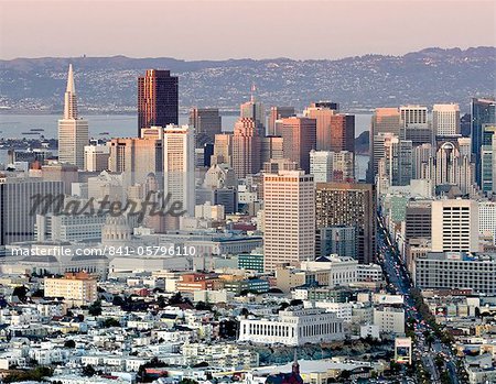 Du centre-ville de San Francisco avec la Transamerica Pyramid et Market Street vu de Twin Peaks, San Francisco, Californie, États-Unis d'Amérique, l'Amérique du Nord