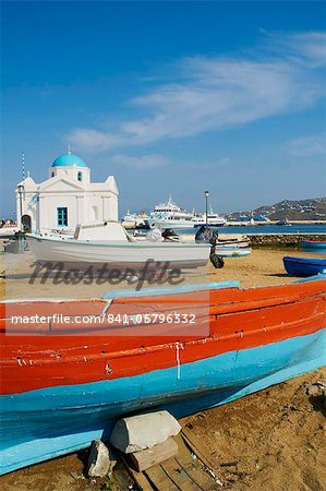 Weiße Kapelle mit blauer Kuppel, Hafen und Boote, Hora, Mykonos, Cyclades, griechische Inseln, Griechenland, Europa