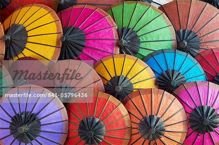 Handgeschöpftes Papier-Schirme in der Nachtmarkt, Luang Prabang, Laos, Indochina, Südostasien, Asien