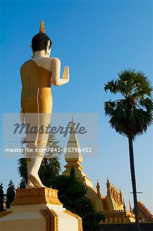 Große stehende Buddha-Statue, Pha, dass Luang Tempel, Vientiane, Laos, Indochina, Südostasien, Asien