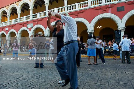 Danseurs mexicains et des musiciens à l'extérieur du Palais municipal, la place de l'indépendance, état de Merida, Yucatan, Mexique, Amérique du Nord