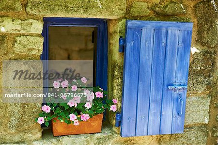 Detail of windowbox and shutters, Saignon village, Vaucluse, Provence, France, Europe