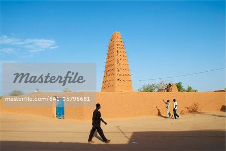 Minaret of the Great Mosque built of mud founded in the 16 century, Agadez, Niger, West Africa, Africa