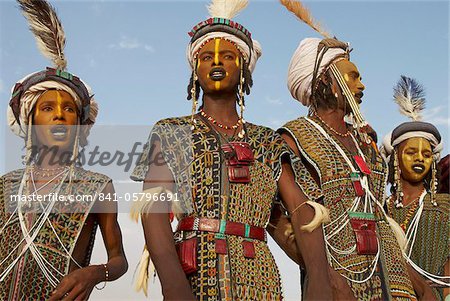 Wodaabe (Bororo) Männer mit Gesichtern bemalt beim jährlichen Gerewol männliche Schönheitswettbewerb, eine allgemeine Wiedervereinigung von Niger, Westafrika, West African Wodaabe Peuls (Bororo Peul), Afrika
