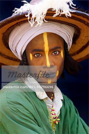 Wodaabe (Bororo) homme avec son visage peint lors du concours de beauté masculine Gerewol annuels, une réunion générale des Peuls Wodaabe d'Afrique de l'Ouest (Bororo Peul), Niger, Afrique de l'Ouest, Afrique