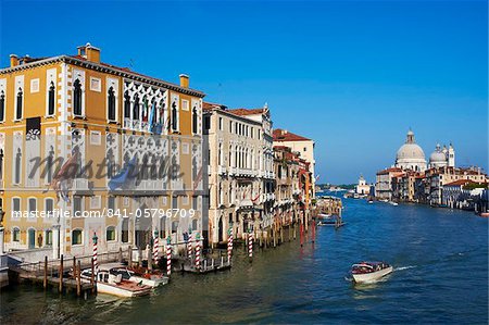 Le Grand Canal et l'église de Santa Maria della Salute, au loin, vue depuis le pont de l'Academia, Venise, patrimoine mondial de l'UNESCO, Veneto, Italie, Europe