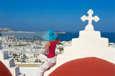 Touristiques sur le toit de l'église rouge au-dessus de la vieille ville, ville de Mykonos, Chora, Mykonos, Cyclades, Iles grecques, la Grèce, l'Europe Touristiques sur le toit de l'église rouge au-dessus de la vieille ville, ville de Mykonos, Chora, Mykonos, Cyclades, Iles grecques, la Grèce, l'Europe