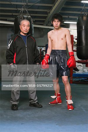 Junge Boxer und Trainer