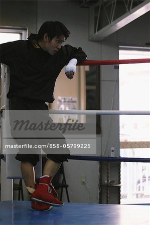 Boxer gelehnt Seil im Boxring