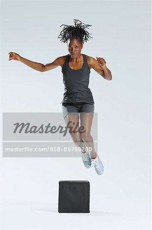 Femme sautant