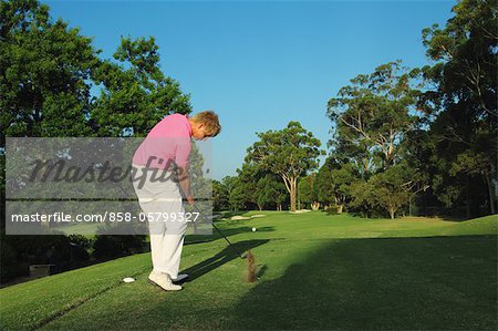 Junger Mann, Golf spielen