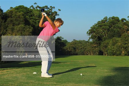 Golfeur se concentrant sur le Tee