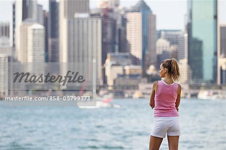 Junge Frau stehend von Waterfront