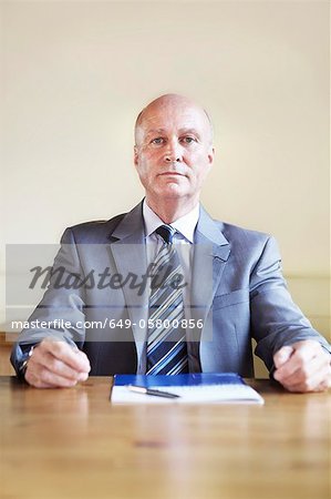 Homme d'affaires assis dans le café