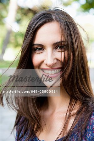 Femme souriante permanent à l'extérieur