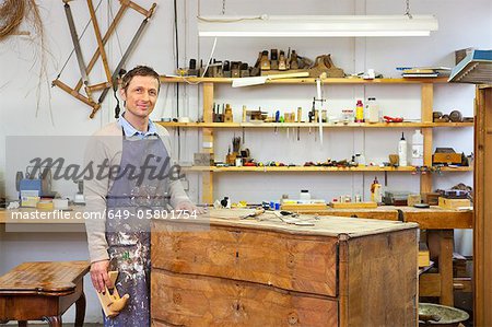 Tischler arbeiten an Holzschubkästen