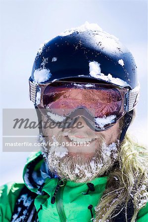 Gros plan du visage de neige-couvertes de skieurs