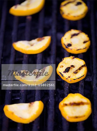 Tranches de courge sur la grille du barbecue