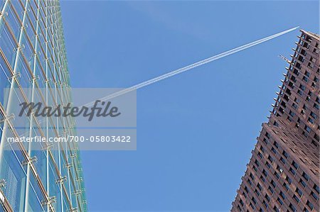 Flugzeug-Kondensstreifen fliegen zwischen Sony Center und Kollhof Bürotürmen, Berlin, Deutschland