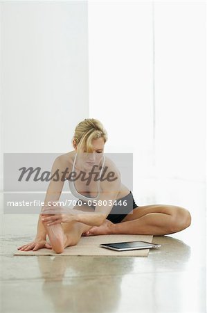 Femme avec iPad faisant Yoga