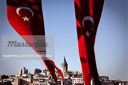 Galata-Turm und Länderflaggen, Istanbul, Türkei