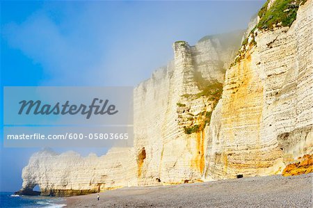 Weiße Kreidefelsen und Kiesstrand, Etretat, Normandie, Frankreich