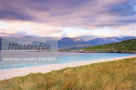 L'herbe couvertes de Dunes, bruit de Taransay, Traigh Rosamal, Isle of Harris, Hébrides extérieures en Écosse