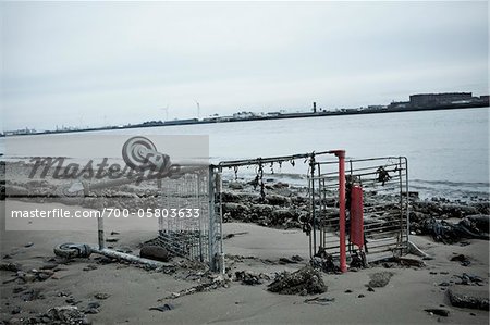 Abandonend panier sur la plage, Liverpool, Angleterre