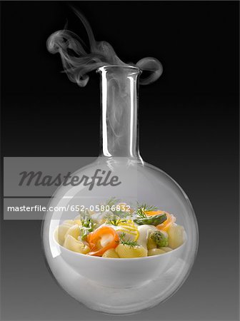 Pâtes aux asperges et saumon dans une bouteille en verre essais chimiques Pâtes aux asperges et saumon dans une bouteille en verre essais chimiques