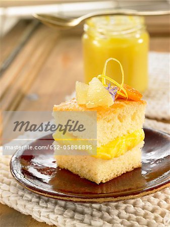 Génoise avec remplissage de lait caillé de citron Génoise avec remplissage de lait caillé de citron