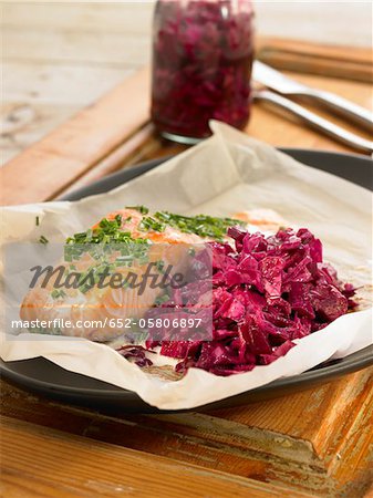 Chou rouge et de saumon à l'escabèche avec le sucre, le gingembre et la coriandre Chou rouge et de saumon à l'escabèche avec le sucre, le gingembre et la coriandre