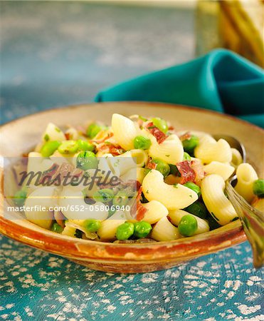 Pasta with peas and smoked bacon