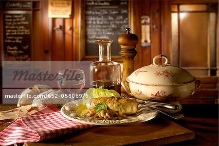 Andouillette mit getrockneten Bohnen in einem restaurant