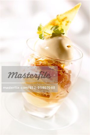 Plat de pomme tatin tartlette et vanilla ice cream Plat de pomme tatin tartlette et vanilla ice cream