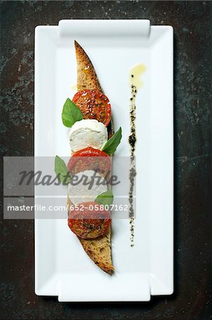 Tomates grillées, fromage de chèvre frais et d'herbes sur toast Tomates grillées, fromage de chèvre frais et d'herbes sur toast