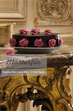 Gâteau au chocolat décoré de roses de pâte d'amande