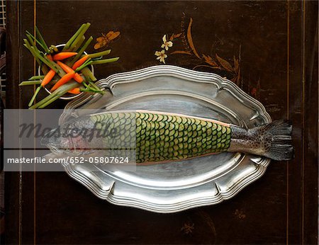 Lachs mit Zucchini skaliert auf einem silbernen Tablett