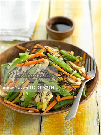 Algues de Arame poêlé avec des champignons, des carottes, des haricots d'Espagne et des poireaux Algues de Arame poêlé avec des champignons, des carottes, des haricots d'Espagne et des poireaux