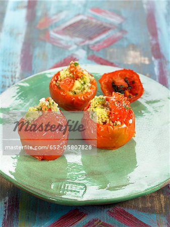 Tomates farcies au quinoa, ail et avocat