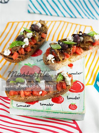 Bruschettas de fromage de chèvre, aubergine et tomate Bruschettas de fromage de chèvre, aubergine et tomate