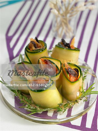 Rouleaux de courgettes farcis aux olives et aux tomates hachées Rouleaux de courgettes farcis aux olives et aux tomates hachées