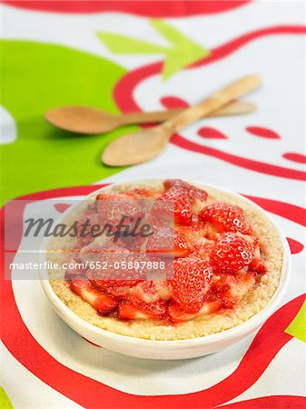 Strawberry and semolina paste tartlet