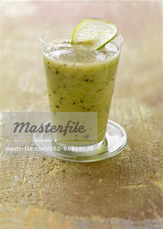 Vanilla-flavored kiwi and Granny Smith apple smoothie