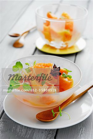 Salade de fruits du melon avec purée de pêche et menthe fraîche