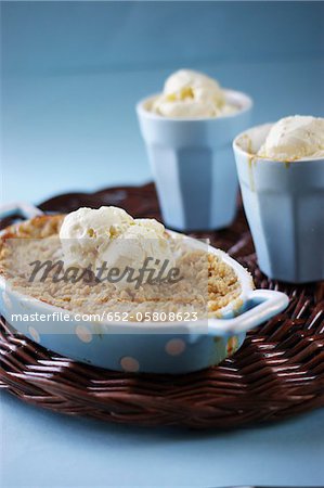 Apple-Crumble mit Vanilleeis