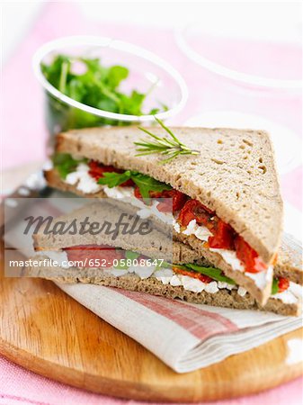 Sandwich club de tomates, feta et basilic