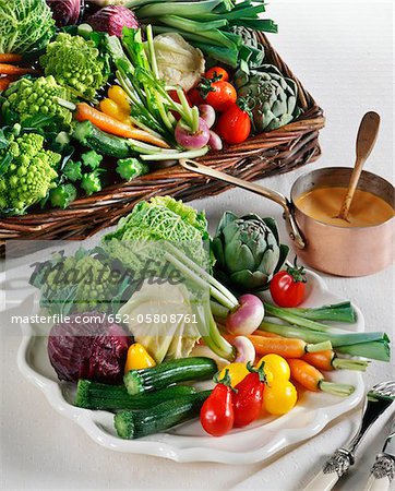 Auswahl an Gemüse und einem kleinen Kupfer Topf-Sauce