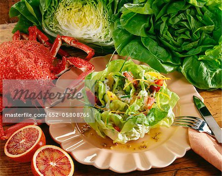 Viande de crabe et salade d'orange servi dans un panier de laitues de sang