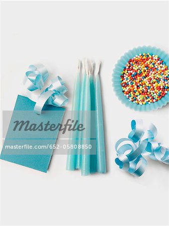 Blanck-Tag, blaue Bithday Kerzen, Blue Ribbon und blau Papierschale voller Zucker Bälle für die Verzierung von Kuchen